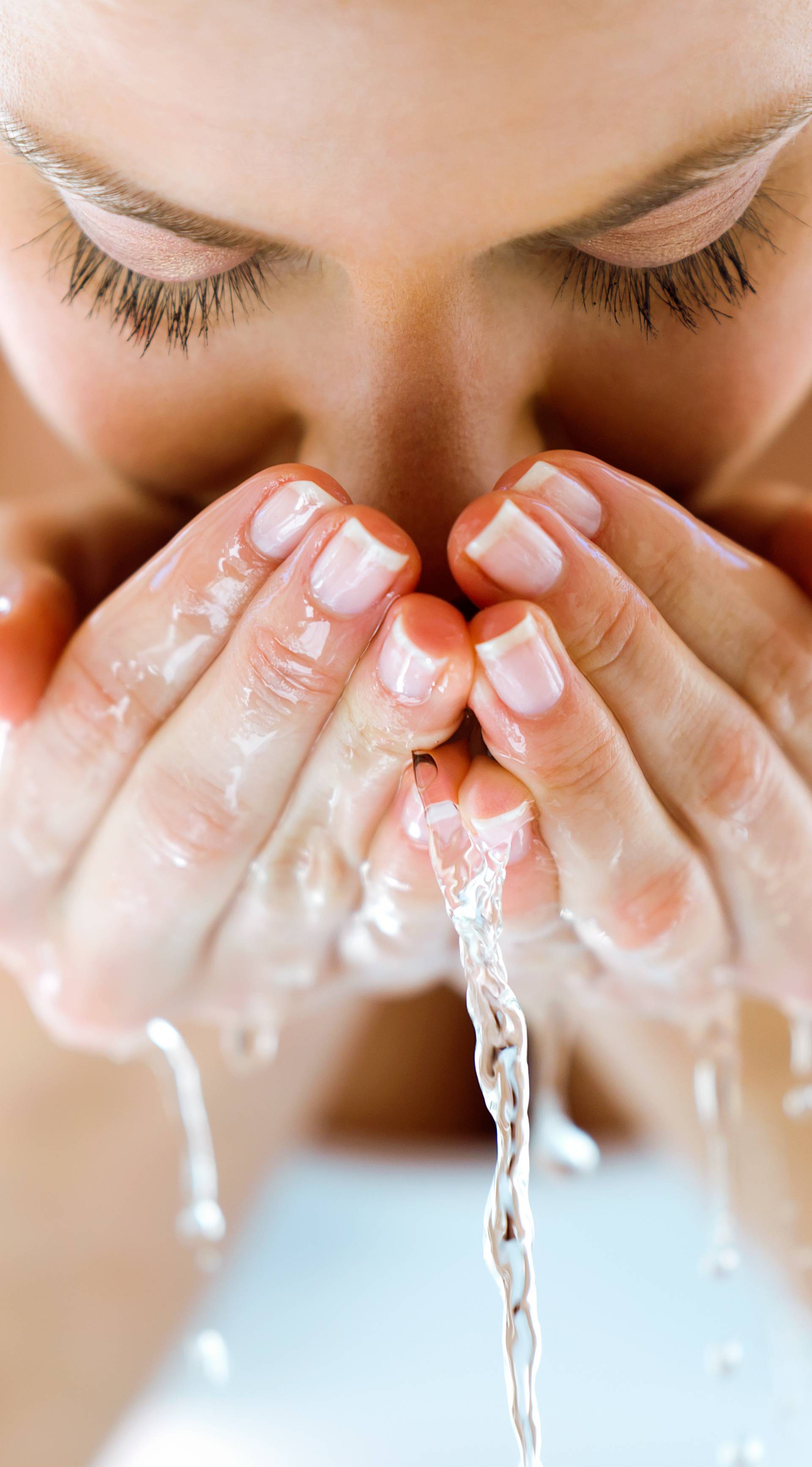 Masnu kožu lica morate čistiti ujutro i navečer i hidratizirati
