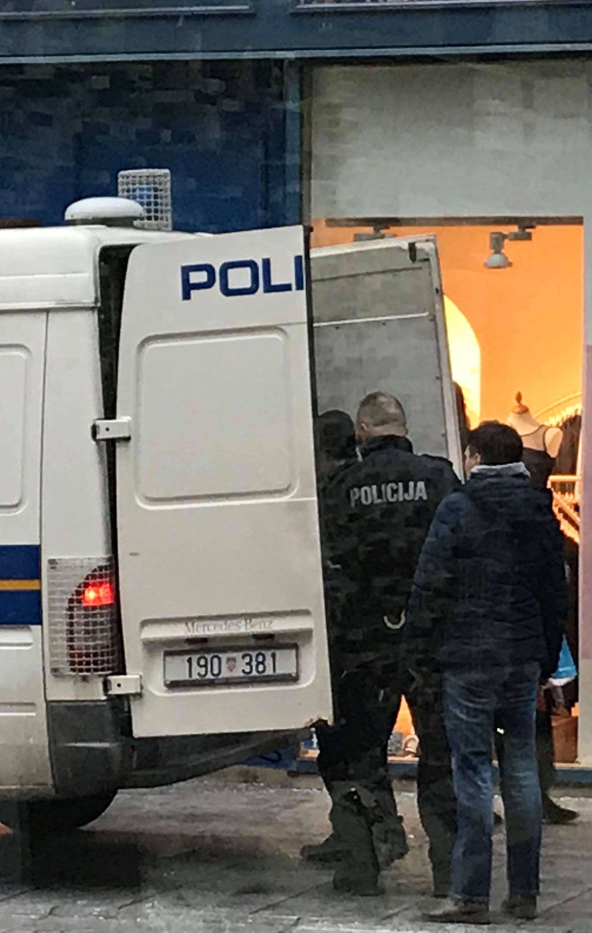 Muškarci se potukli kod kafića, policija ih okružila te privela