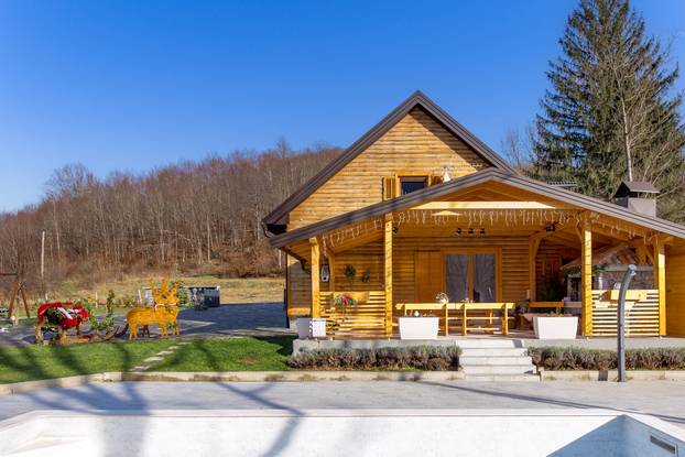 FOTO Kuću za odmor Mali Medo kod rodnog sela Nikole Tesle u Lici okružuje pravi prirodni raj