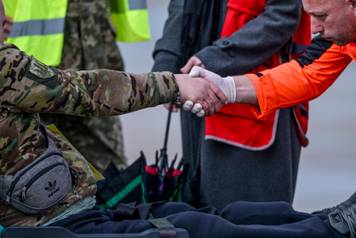 U Hrvatsku je na lije&ccaron;enje i rehabilitaciju stigla peta skupina ranjenika iz Ukrajine