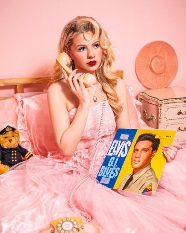 FOTO Mlada ljepotica obožava vintage stil - u retro krpicama donosi seksepil iz 1950-ih