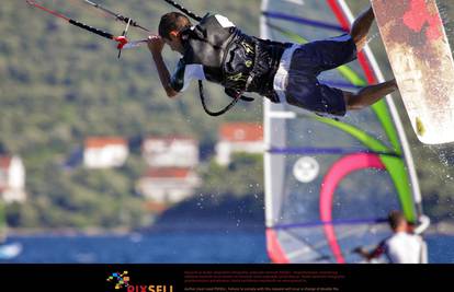 Kitesurf: Jedrenje na dasci i izvođenje akrobacija