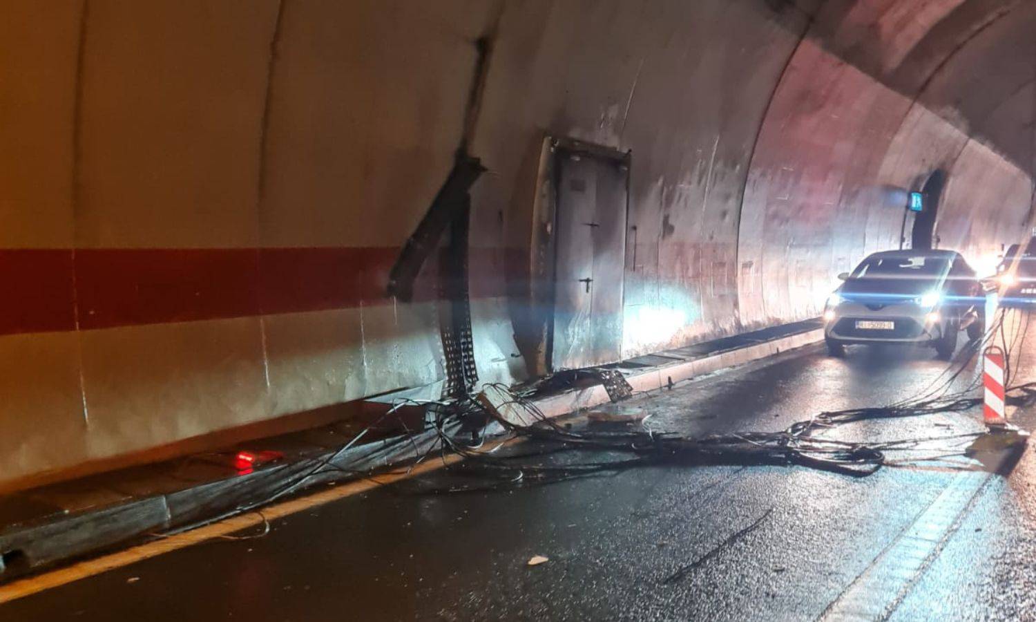 U tunelu kraj Delnica vozilo s izvanrednim prijevozom oštetilo energetske kabele: 'Bio je kaos'