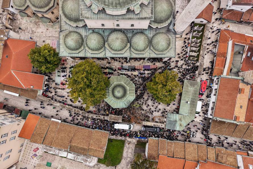 Sarajevo: Pogled iz zraka na dženazu za Halida Bešlića u Gazi Husrev-begovoj džamiji