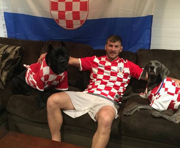 Stipe Miočić navija za Vatrene: I njegova dva psa su za naše...
