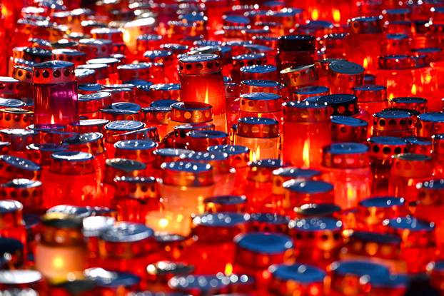 Paljenje svijeća na gradskom groblju Mirogoj