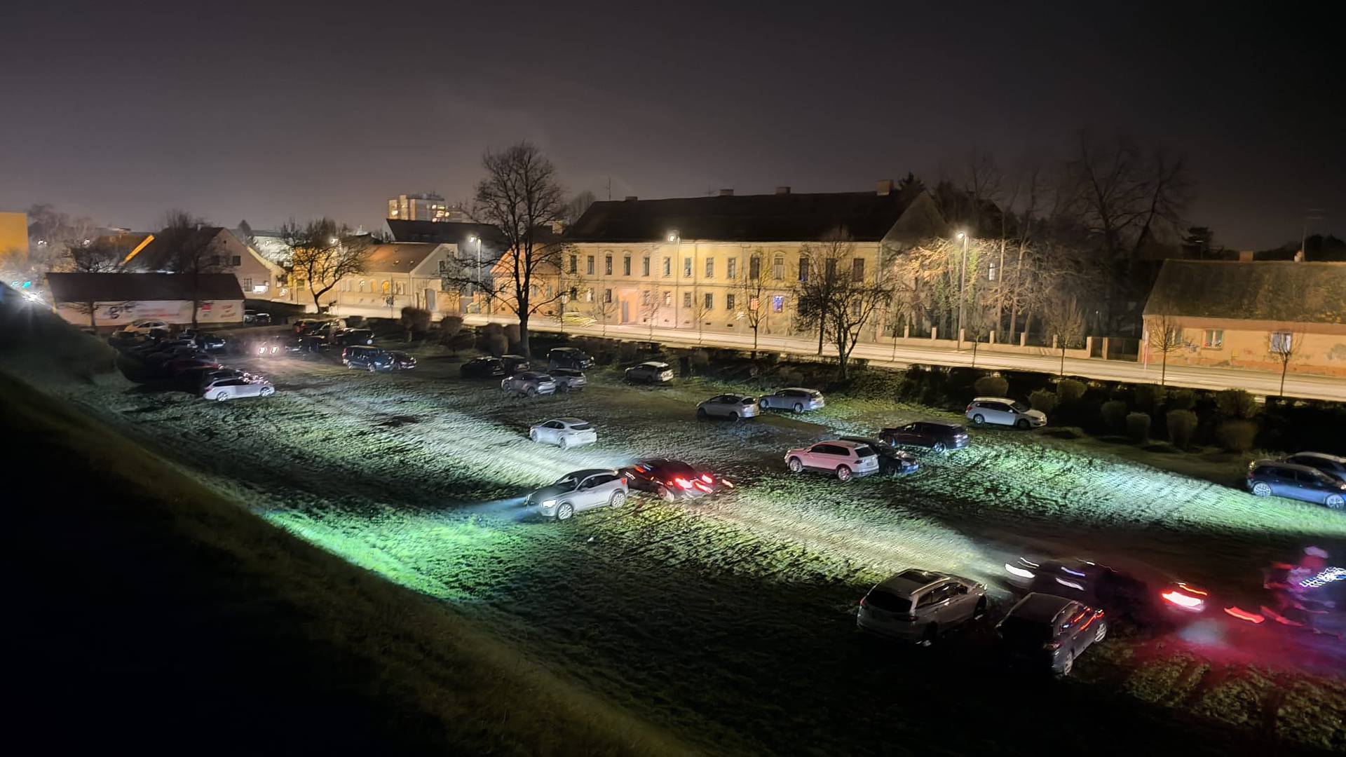 FOTO Nema parkinga pa za Advent parkiraju do bedema Starog grada u Varaždinu...