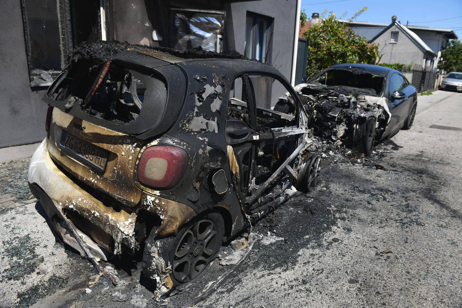 Zagreb: Na području Peščenice izgorjela su dva automobila, zapalio se i dio kuće