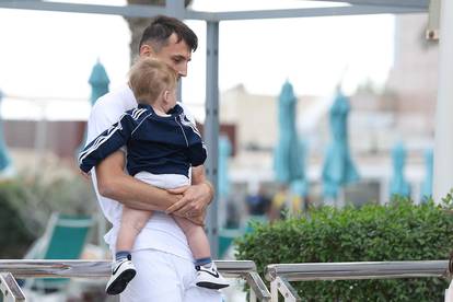 KATAR 2022 Ante Budimir sa svoja dva sina ispred hotela Hilton u Dohi
