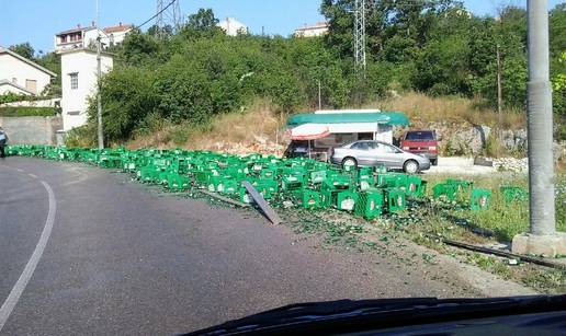 Osvježio cestu: Dostavni kamion prevrnuo pivu u zavoju 