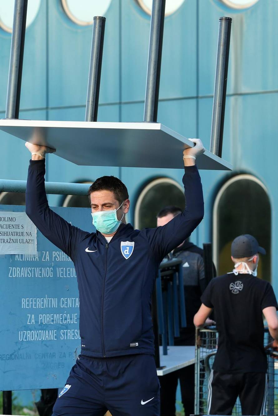 Zagreb: Navijači Dinama pomažu u iseljavanju Kliničkog centra Dubrava