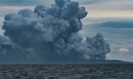 Erumpirao Anak Krakatau, stupovi dima dižu se do 500 m