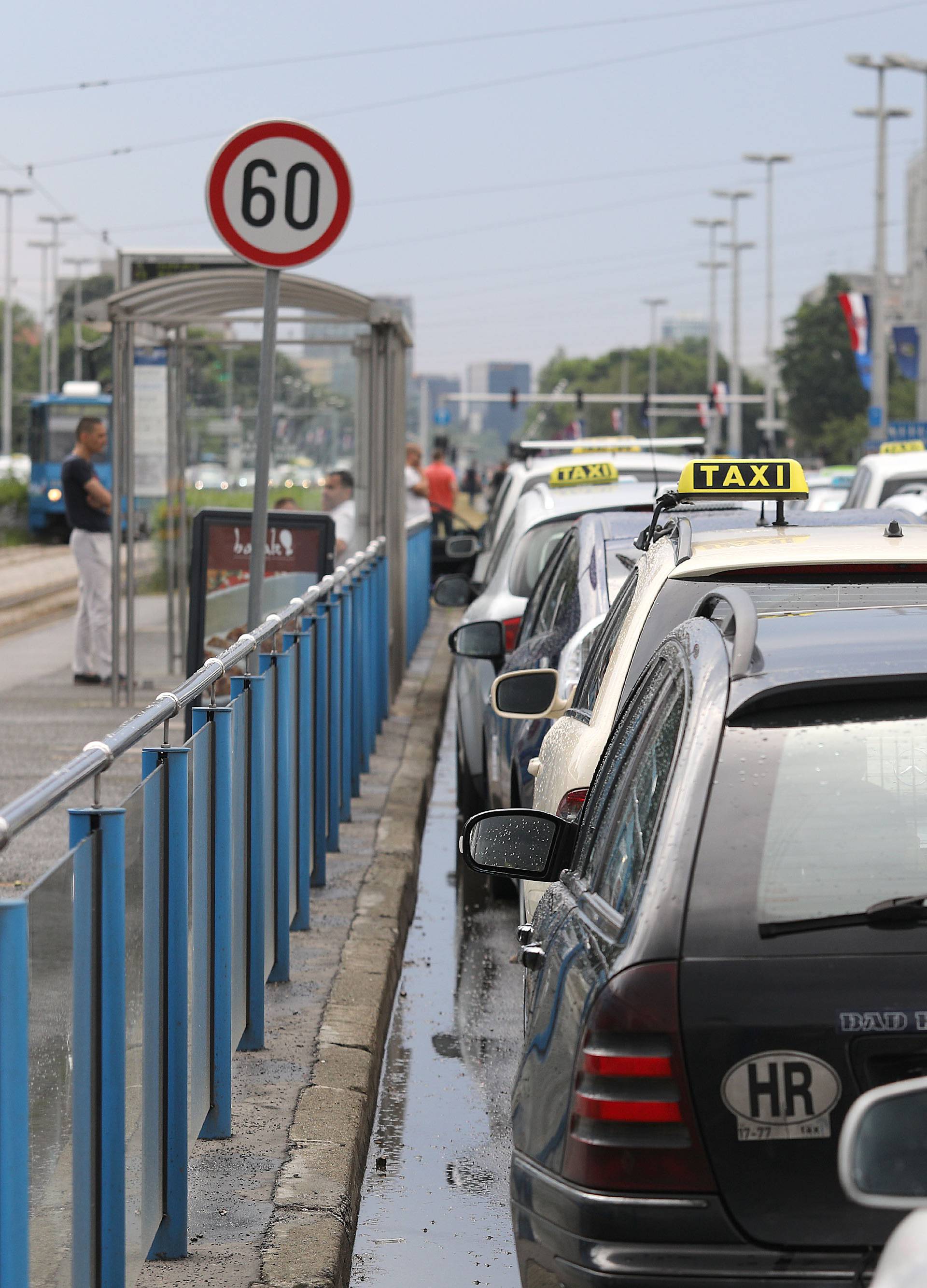 Prometni kaos u Zagrebu: Taksisti blokirali Vukovarsku