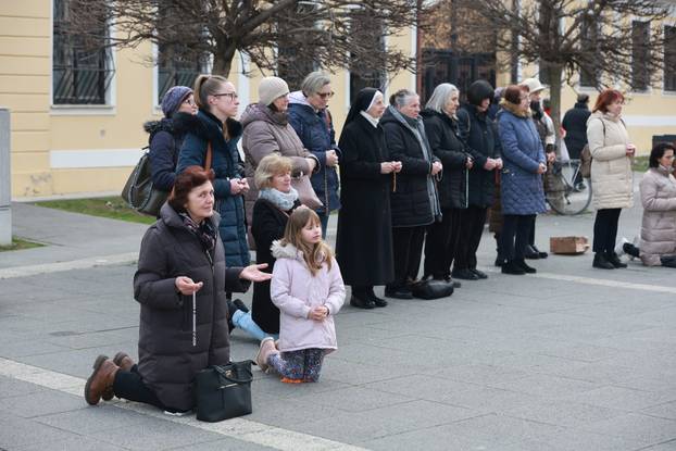 Performans Tiha misa ispred katedrale u Đakovu