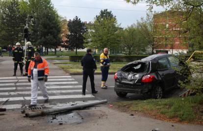 Autom udario u semafore, drvo i ogradu te naletio na biciklista