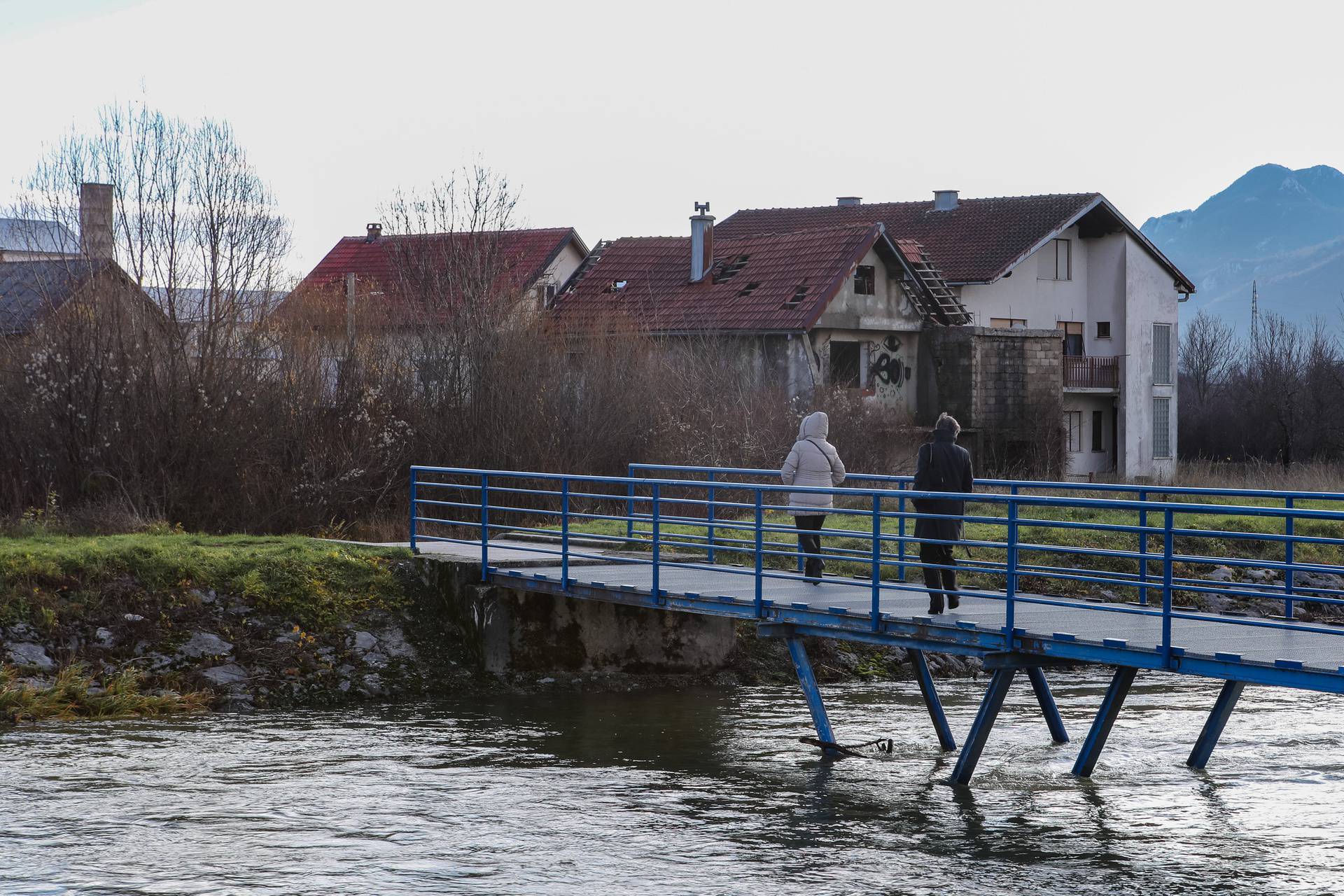 U Gračacu je zbog obilne kiše došlo do izlijevanja rijeke Otuče