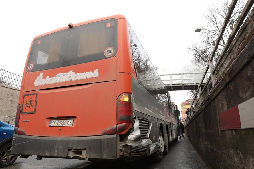 Autobus zaglavio u podvožnjaku u Zagrebu