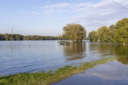 FOTO Vrhunac vodnog vala: Dunav i Drava se izlili iz korita, pogledajte veliku galeriju