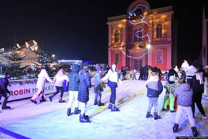 FOTO Advent u Križevcima: Klizalište za djecu, a za odrasle - degustacija vina i sireva