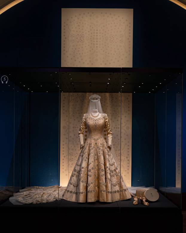 FOTO Bila je prepoznatljiva u jarkim bojama: Izložene su najljepše haljine Elizabete II.