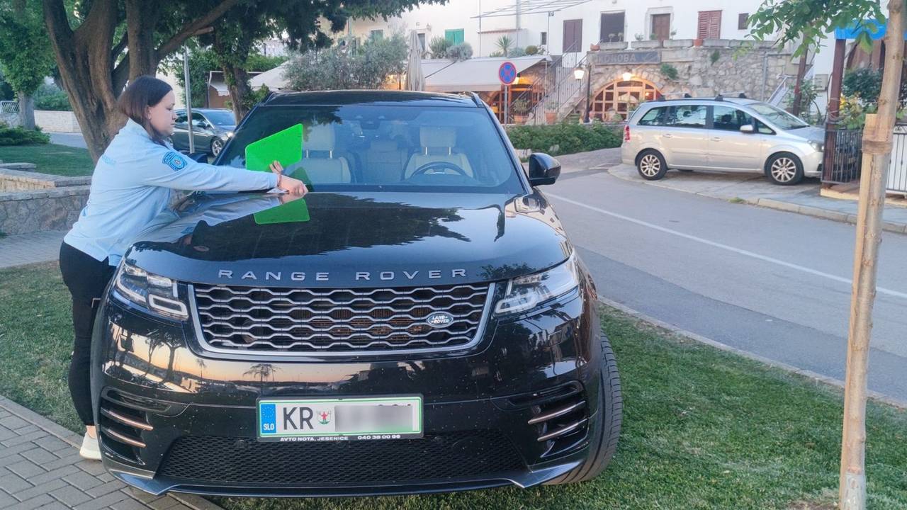 Bahato! Netko iz Slovenije je parkirao Range Rover u parku na Krku: 'Pomozite, tražimo ga'