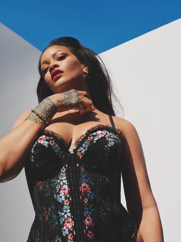 FOTO Vruća Rihanna se skinula i pokazala čipkasto donje rublje