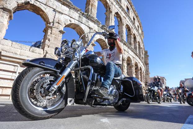 Defile motorista kroz PUlu
