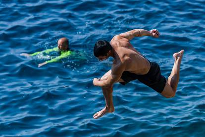 FOTO Lude akrobacije na plaži u Puli: Kupači 'lete' sa stijena, evo kako se bježi od vrućina...