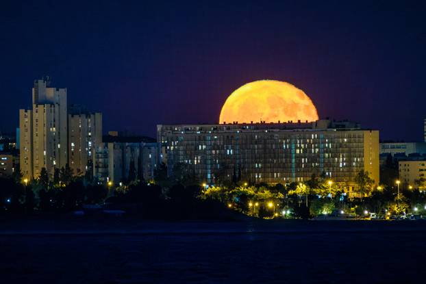 Izlazak punog Mjeseca iznad Splita