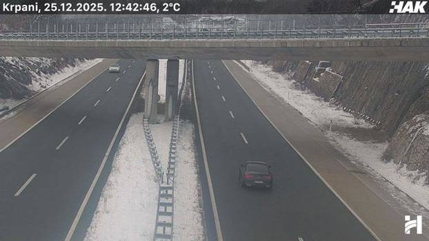 FOTO Pogledajte kakvo je stanje na cestama u Hrvatskoj: Snijeg u Lici, sunce 'provirilo' na jugu