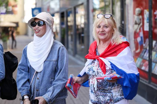 Zagreb: HDZ na Trgu organizirao dijeljenje hrvatskih zastava građanima