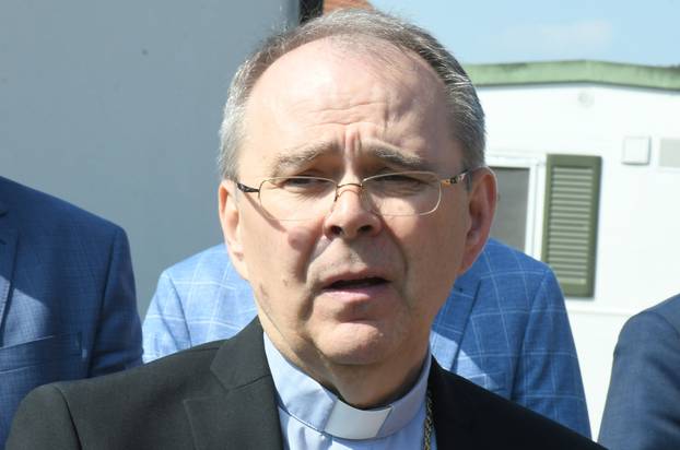 Petrinja: Ministar Bačić obišao tri obitelji koijim su izgrađene zamjenske kuće