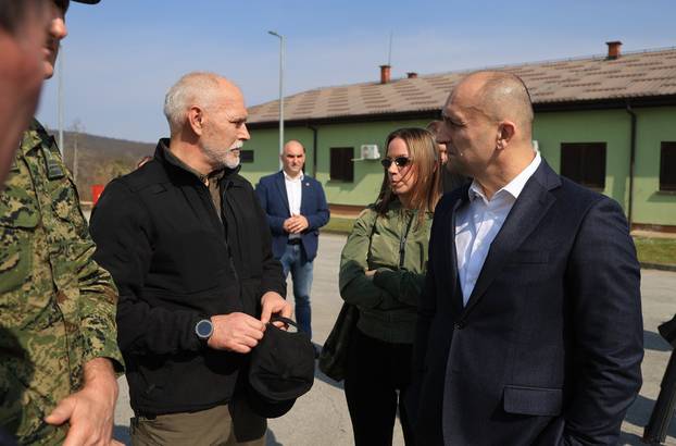 Ministar Anušić i general Kundid na prvom danu TVO-a na Slunju