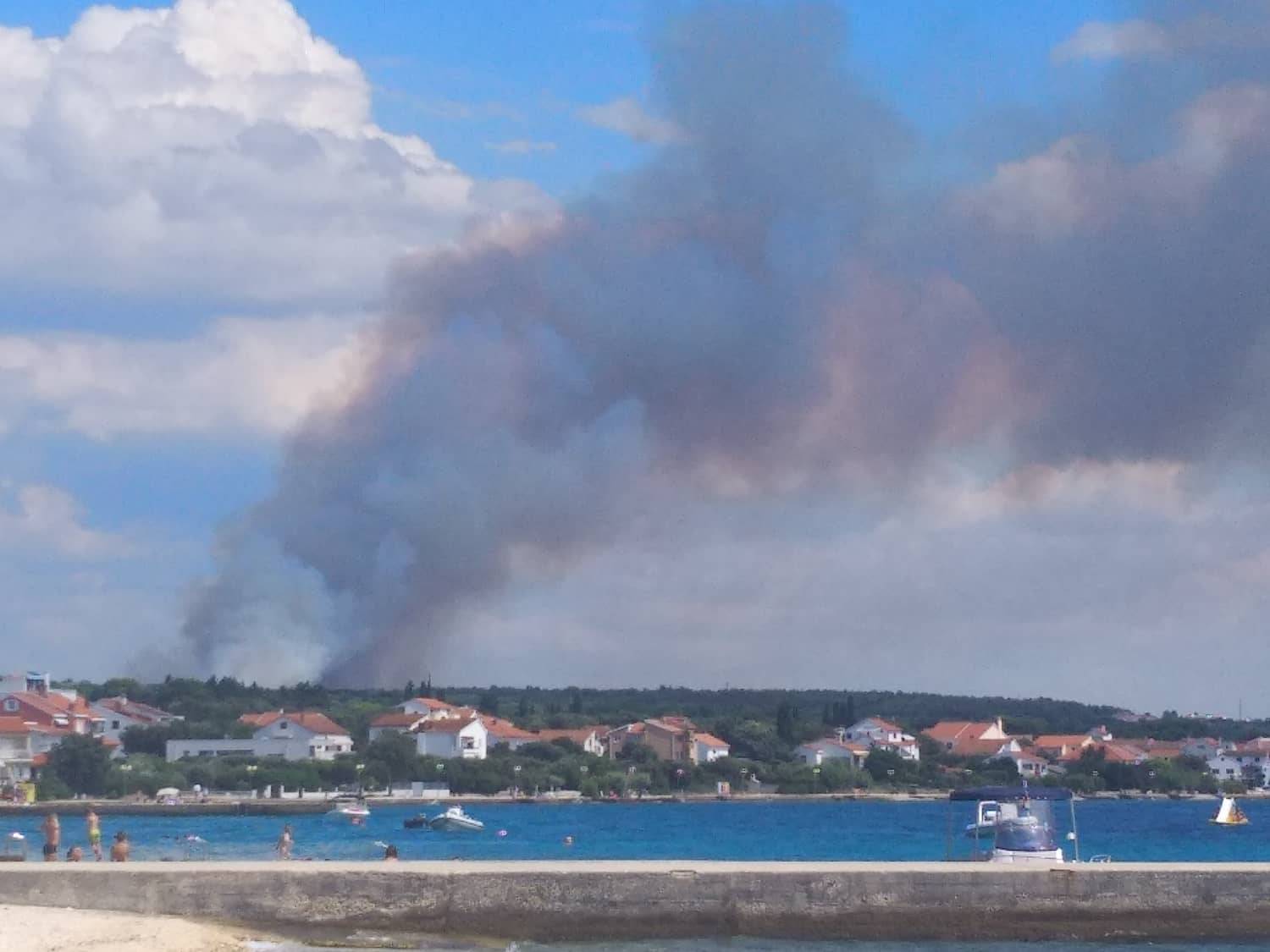 Crni dim vidi se sa svih strana: Gorjela borova šuma kod Zadra