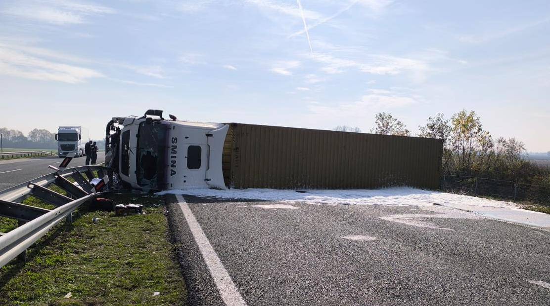 Prevrnuo se kamion na A3 kraj Županje, iz njega curi gorivo, nastala je kilometarska kolona