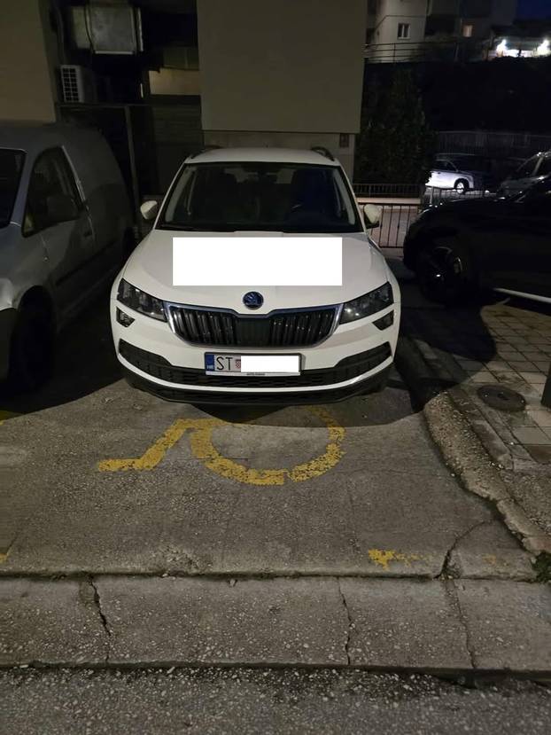 FOTO Tko to tamo pjeva, ups... parkira. Ovako to Hrvati rade, neki uzmu mjesto i invalidima...