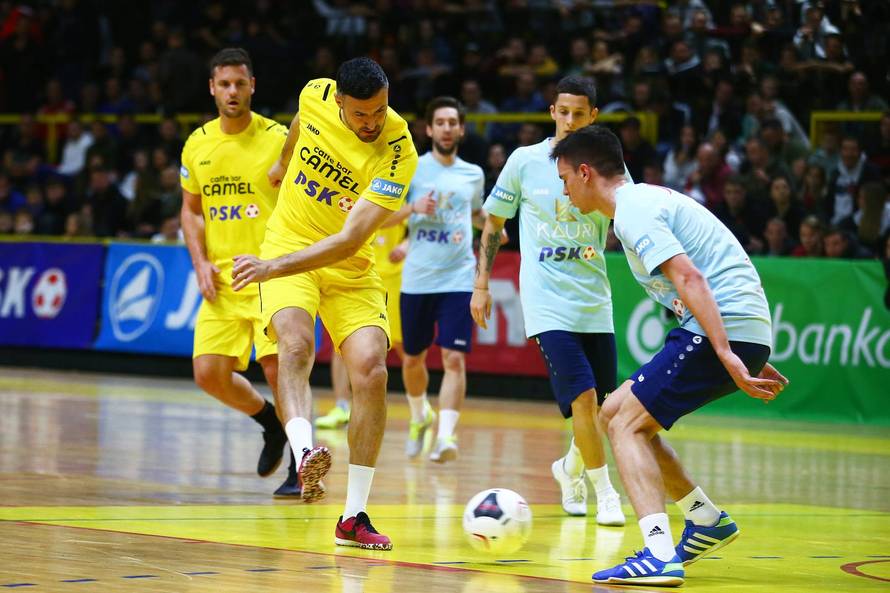 Split: Polufinalna utamica malonogometnog turnira "Četiri kafića", Kauri - Camel