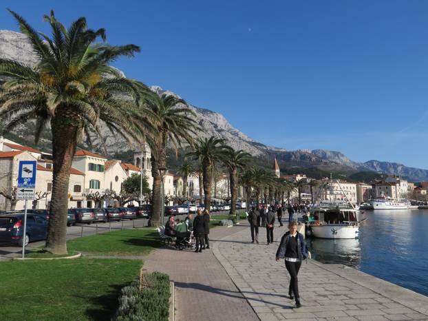 Makarska: Sun?ani zimski dan na rivi