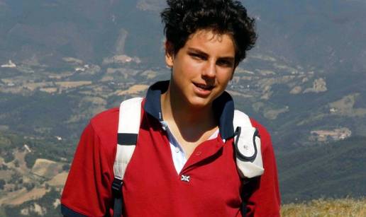 Božji influencer Carlo Acutis (15)  u trapericama ide među svete: Vjernici hrle vidjeti novog sveca