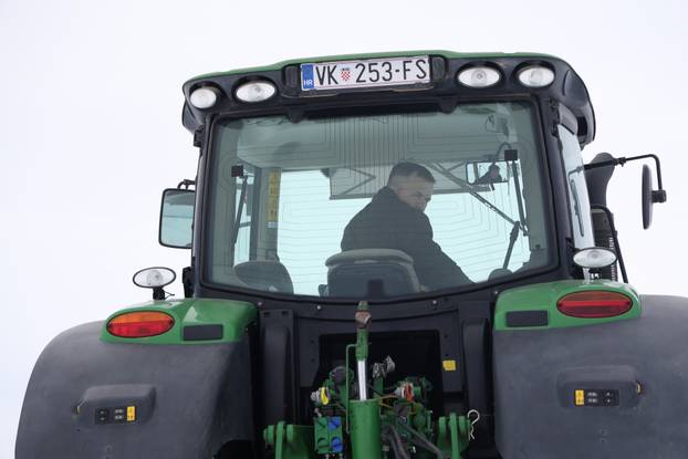 Karadžićevo: Vožnja čamcem po snježnim poljima