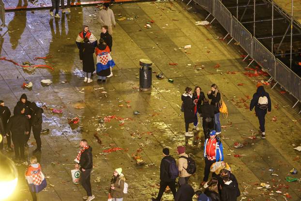 Zagreb: Ubrzo nakon završetka dočeka počelo je čišćenje trga 