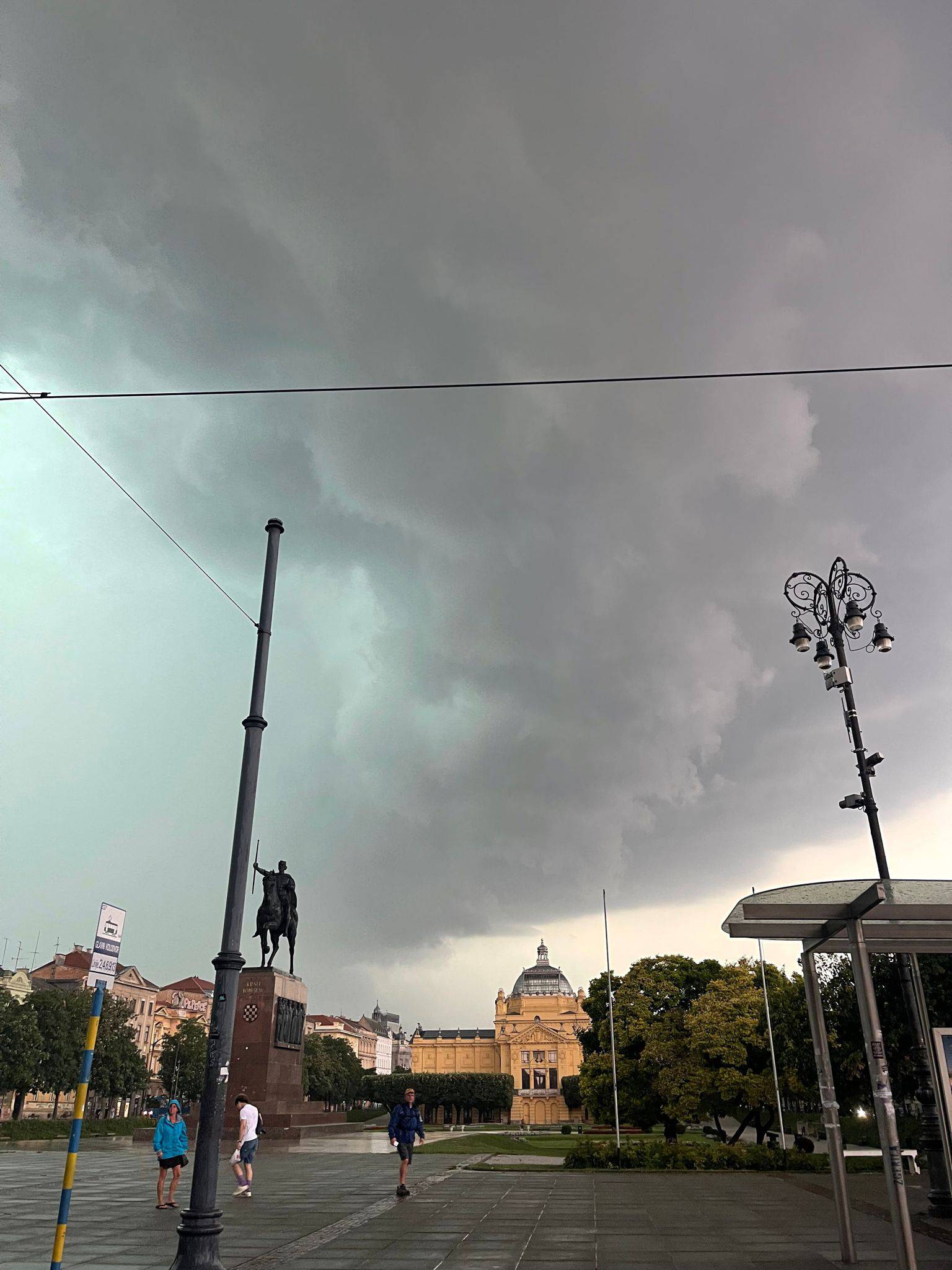 Snimke iz Zagreba: Počelo je jako puhati, kiša nam probija ispod prozora, pada i tuča i led!