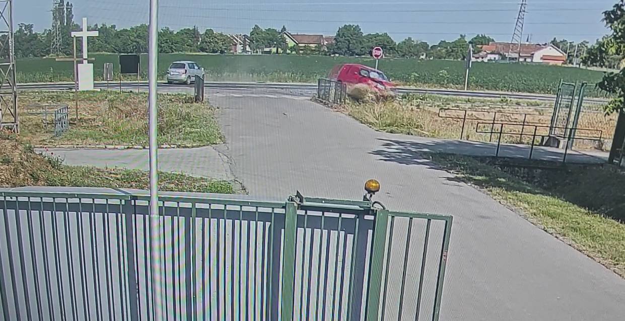 VIDEO Pogledajte dramatičnu snimku frontalnog sudara blizu Osijeka: Auto završio u kanalu