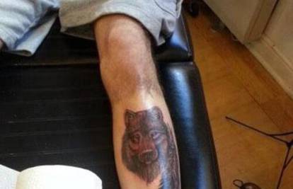 Nova tetovaža: Zayn Malik na nozi sada ima vuka i dva pera