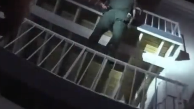 Hrabri policajac izvukao bebu iz zapaljene zgrade: Spustio ju je preko balkona na trećem katu