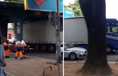 VIDEO Kaos na Savskoj cesti u Zagrebu. Kamionom zapeo za žice, preusmjerili tramvaje