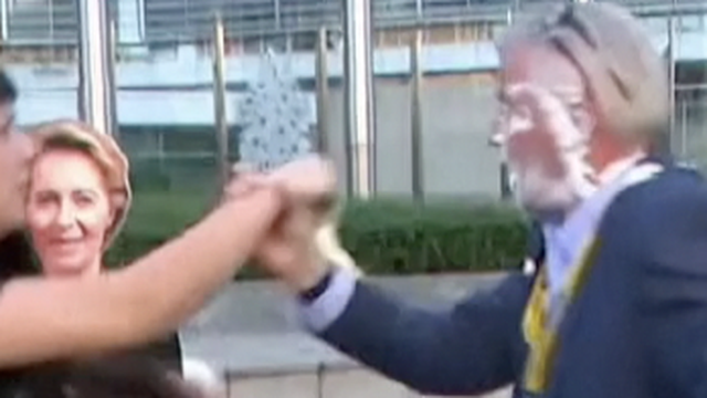 VIDEO Šefu Ryanaira doletjela pita u lice, on oblizao prste