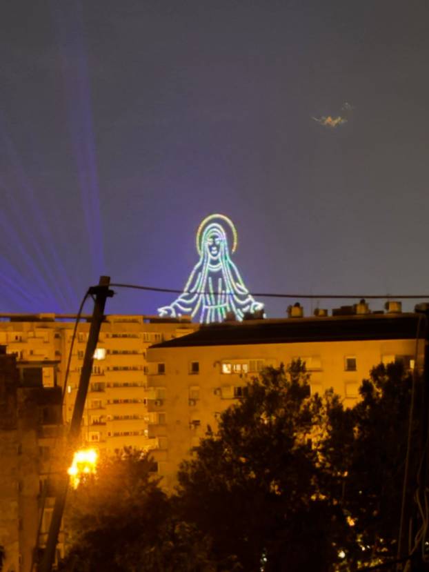 FOTO/VIDEO Spektakl na nebu: Dronovi formirali križ, Gospu...