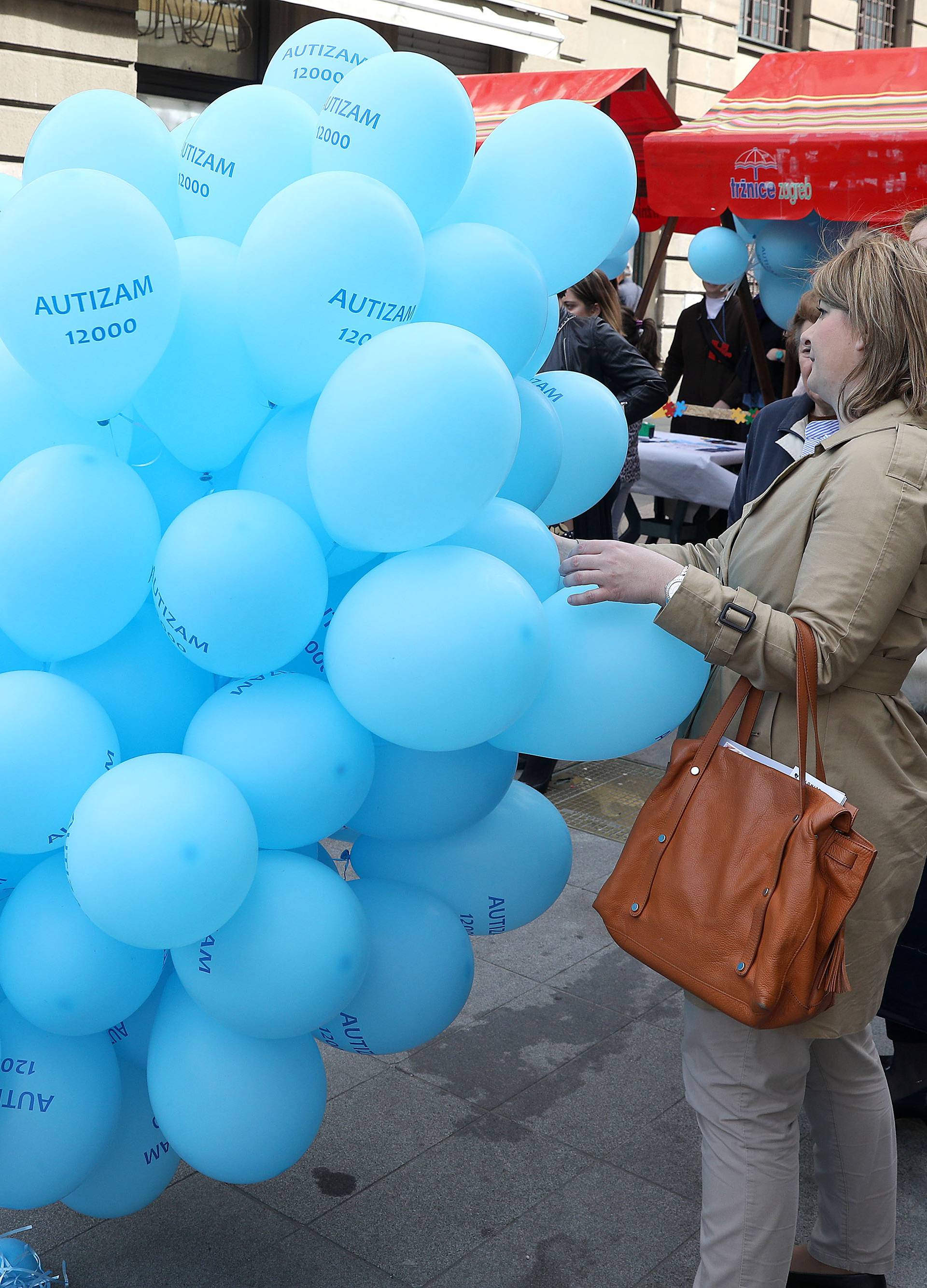 Svjetski dan autizma: Pustili plave balone u centru Zagreba