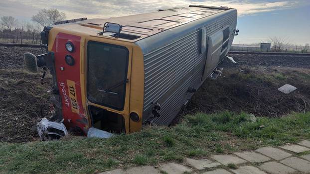 Truck crashes into train in Midszent